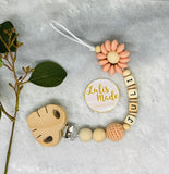 Schnullerkette mit Namen Blatt “Blume“ aprikot